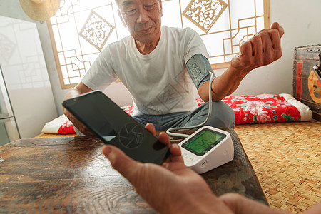 血压监测老年夫妇在家量血压背景