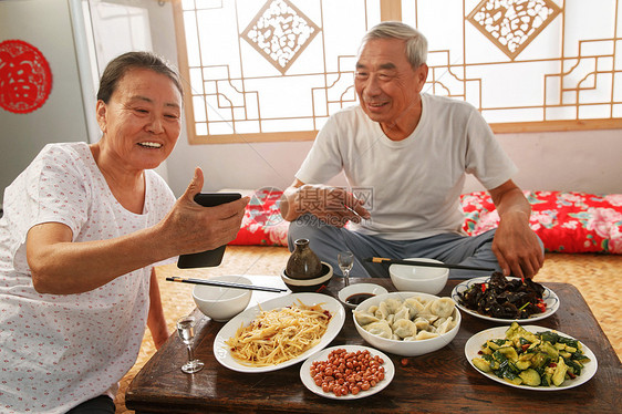 老年夫妇在家里吃饭看手机图片