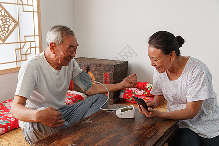 科技医疗健康生活老年夫妇在家量血压背景