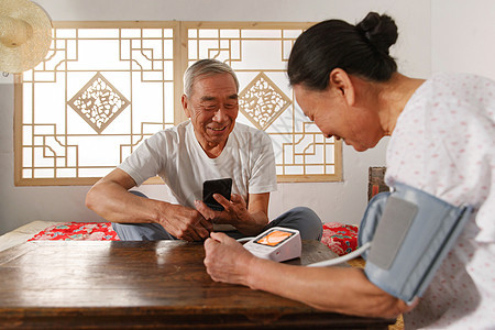 老年夫妇在家量血压图片