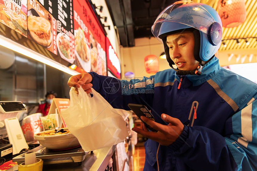 外卖员在餐厅取餐图片