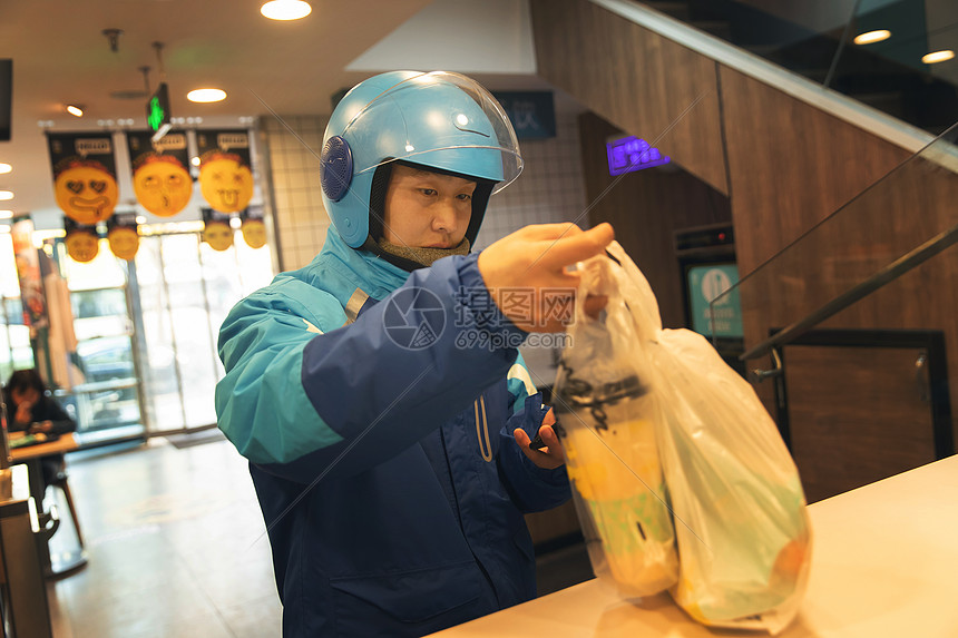 外卖员在餐厅取餐图片