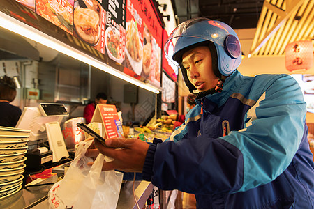 外卖员在餐厅取餐高清图片