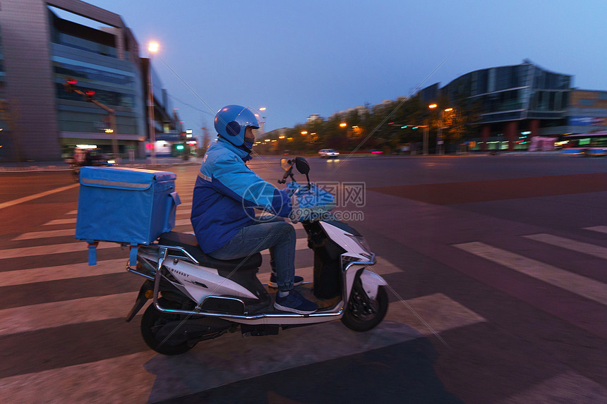 夜晚工作的外卖员图片