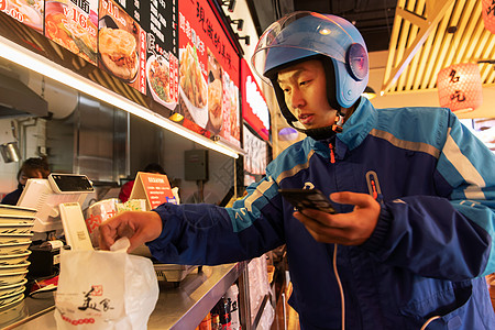 外卖员在餐厅取餐高清图片