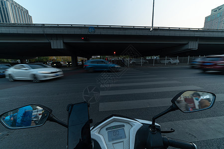 高峰时间的路口背景图片