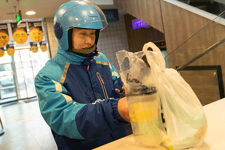 外卖员在餐厅取餐图片