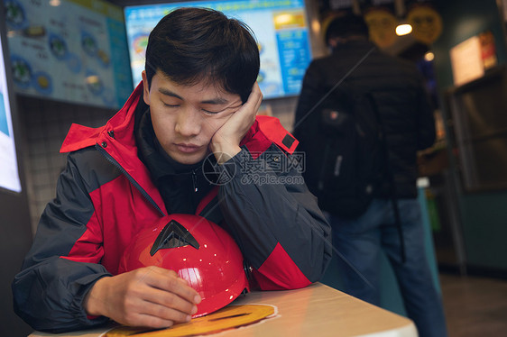 外卖员在餐厅内休息图片