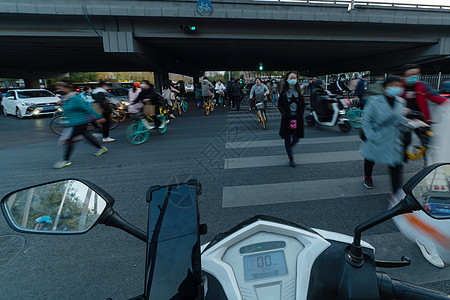 高峰时间的路口图片