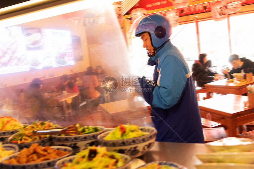 餐厅内等待取餐的外卖员图片