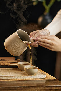 茶艺师沏茶倒茶特写图片