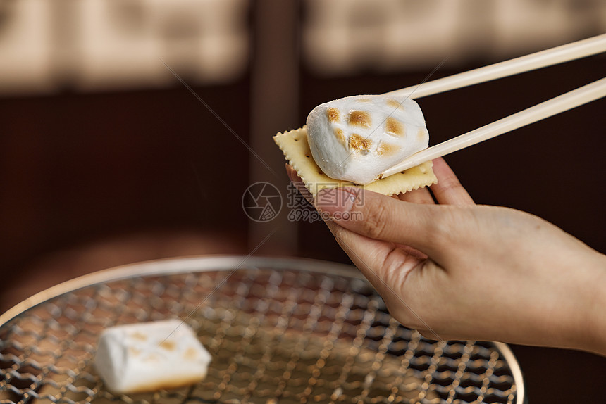 烤棉花糖夹饼干图片