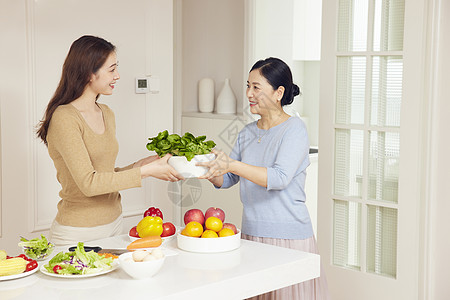 家人烹饪母女居家厨房烹饪准备食材背景