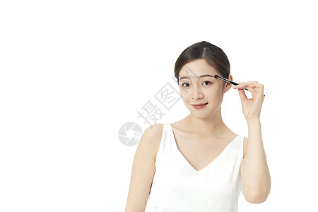 年轻美女使用眉笔化妆图片