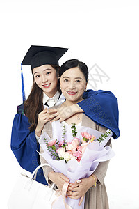 穿硕士服的女学生和母亲合影图片