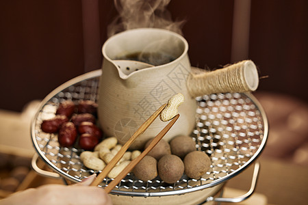 中式茶艺泥炉炭火烤花生坚果背景