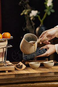 茶艺师沏茶倒茶特写图片