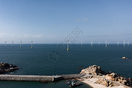 蓝色海面上的风力发电机图片