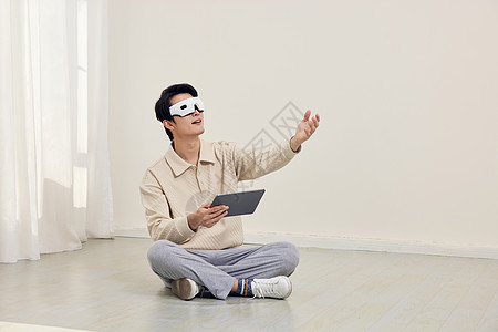 男性戴着vr眼镜进行虚拟家装图片