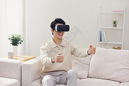 居家男性体验vr设备虚拟驾驶图片