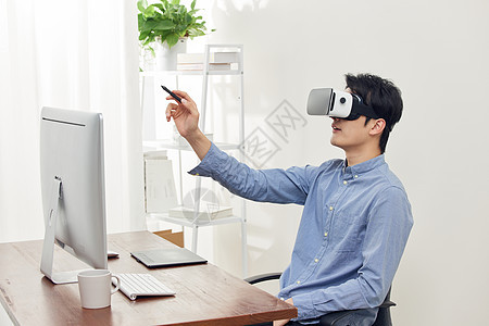 办公室使用vr眼镜的男性操作虚拟屏幕图片