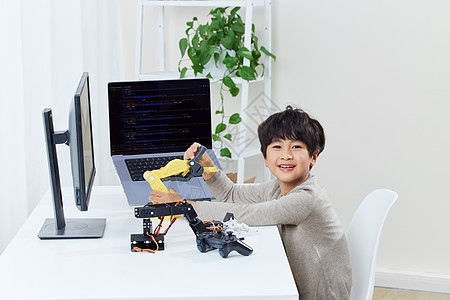 语音机器人学习编程机器人的小男孩背景