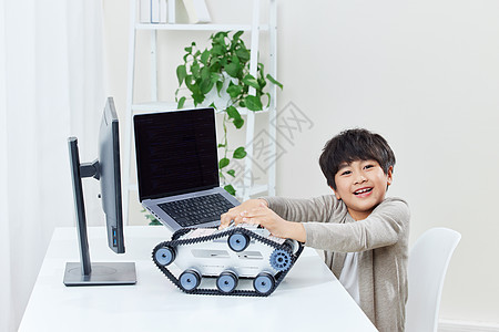 小男孩学习编程机器人图片