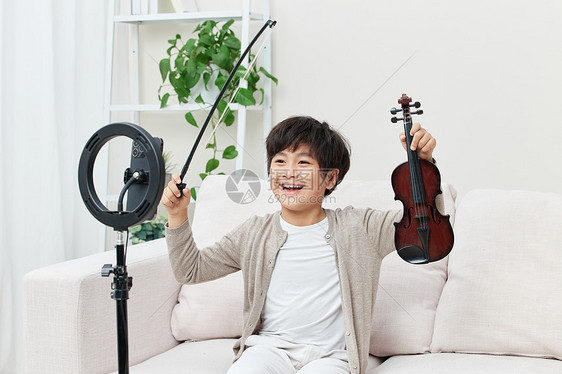 小男孩线上网课学习小提琴图片
