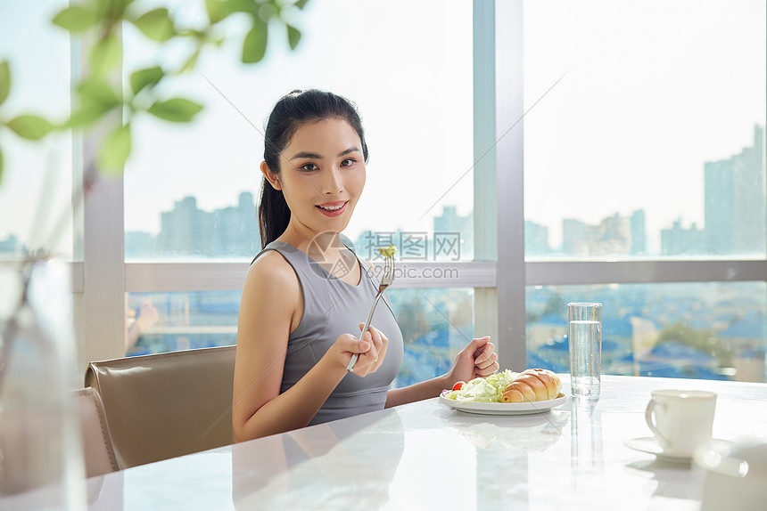 居家女性吃健康轻食图片