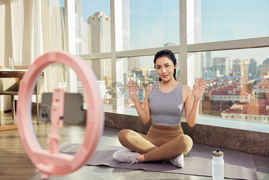 线上直播运动教学的年轻女性图片