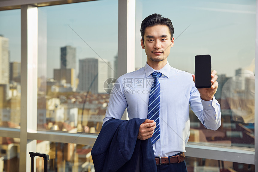 成熟商务男性展示手机图片