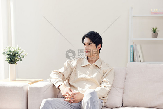 坐在客厅休息的年轻人图片