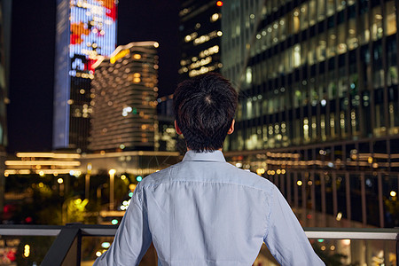 夜晚都市打工族背影高清图片