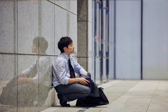 深夜下班疲惫的商务男性图片