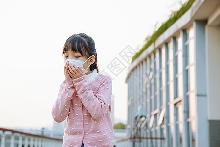 户外咳嗽戴口罩的小女孩图片