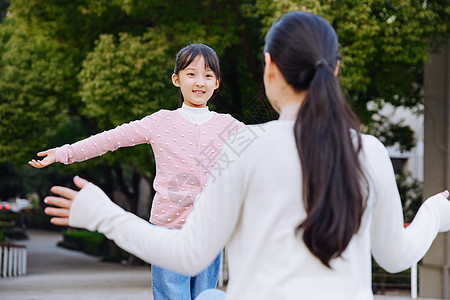 妈妈和女儿相互拥抱图片