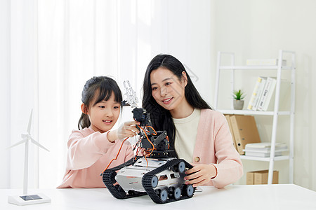 母女一起学习操作机器人编程图片