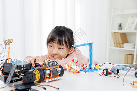 研究编程机器人的小女孩图片