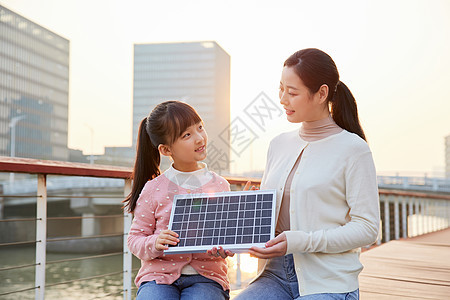 妈妈带女儿户外体验太阳能板图片