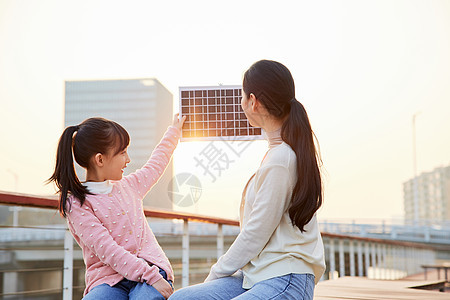 妈妈带女儿户外体验太阳能板图片