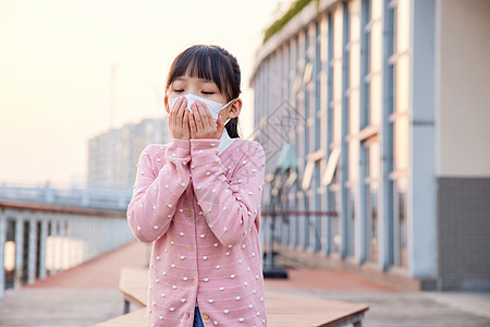 预防近视户外咳嗽戴口罩的小女孩背景