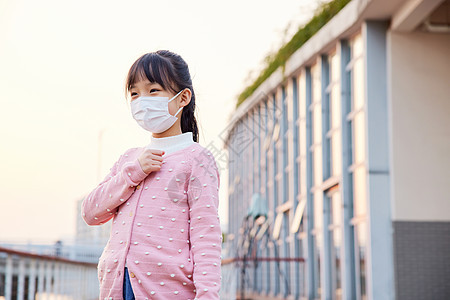 户外咳嗽不舒服的小女孩图片