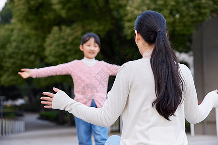 母女睡觉妈妈和女儿相互拥抱背景