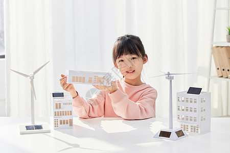 温馨居家手拿建筑模型的小女孩背景