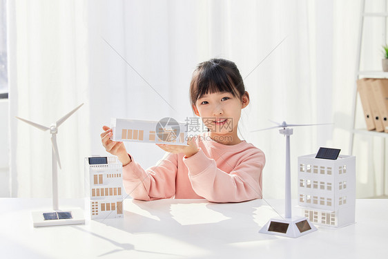 手拿建筑模型的小女孩图片