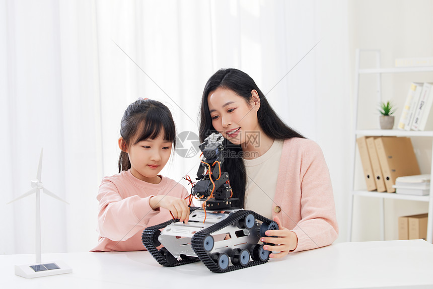 妈妈和女儿一起操作编程机器车图片