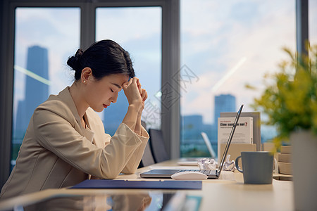 加班疲惫的职场女性图片