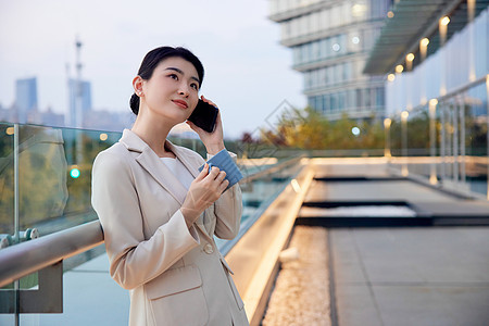 职场白领女性户外打电话图片