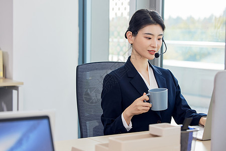 手拿水杯的女性客服图片