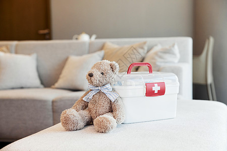 家用医疗箱和小熊玩偶高清图片